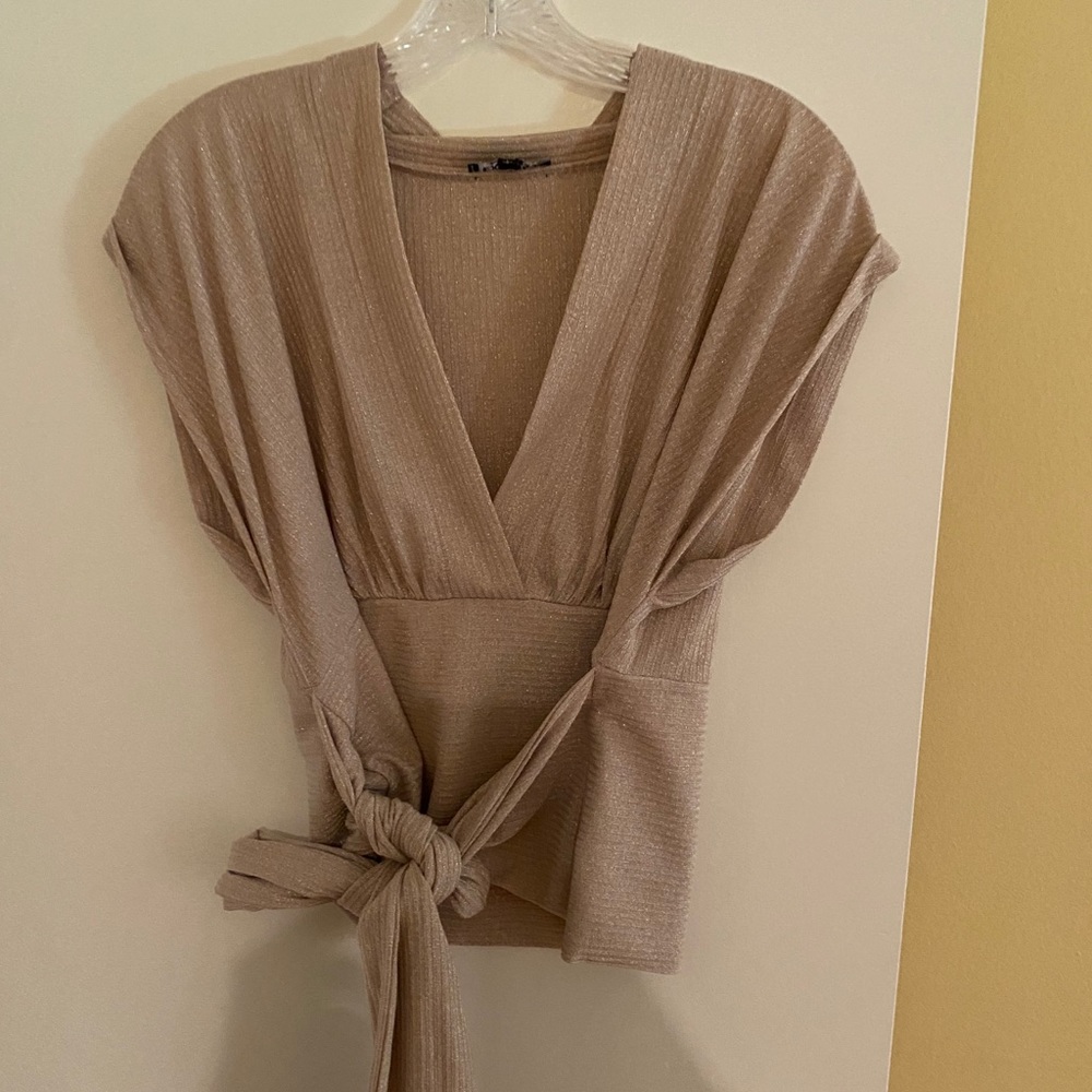 L Express top
